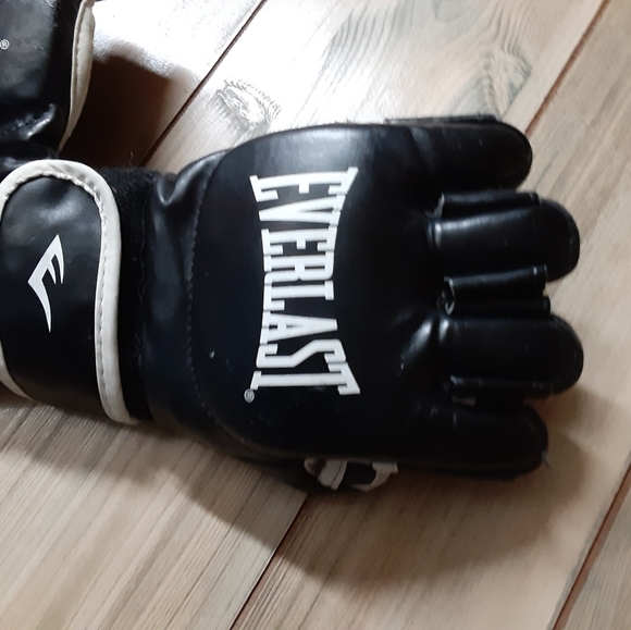 Official UFC Fighting gloves - Picture 2 of 2